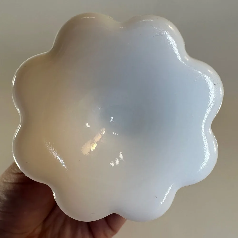 VTG Fenton White Milk‎ Glass Swung Bud Vase Rose Flowers Floral Roses Opaque